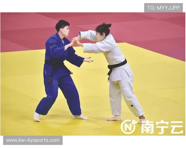 柔道青年组比赛：内外合技频出看点十足
